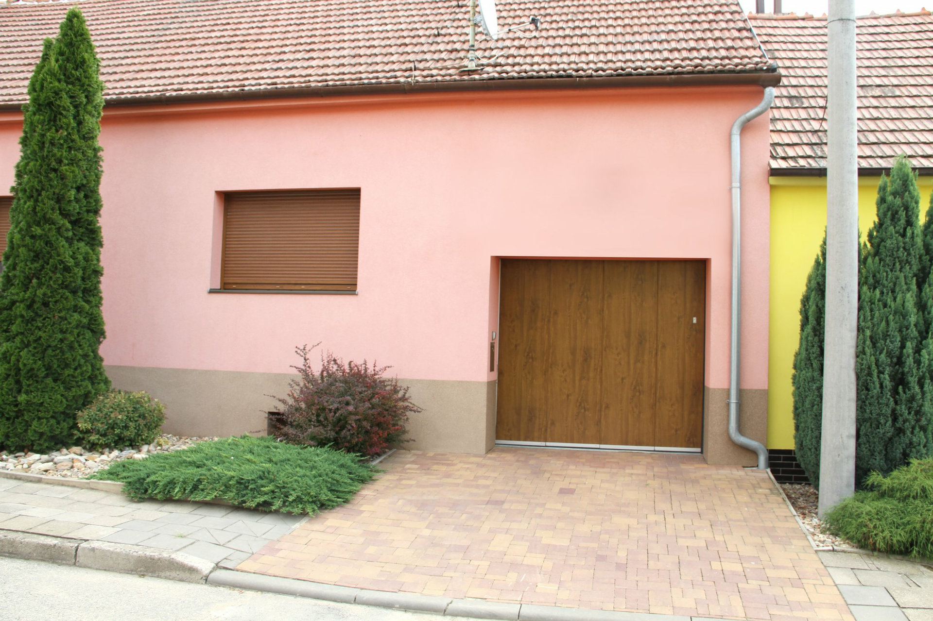 Garážová vrata LOMAX zvyšují bezpečnost domu.