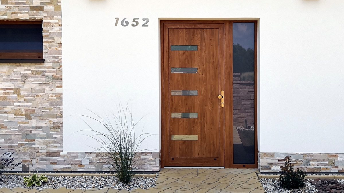 Hliníkové vchodové dveře v dřevěném designu