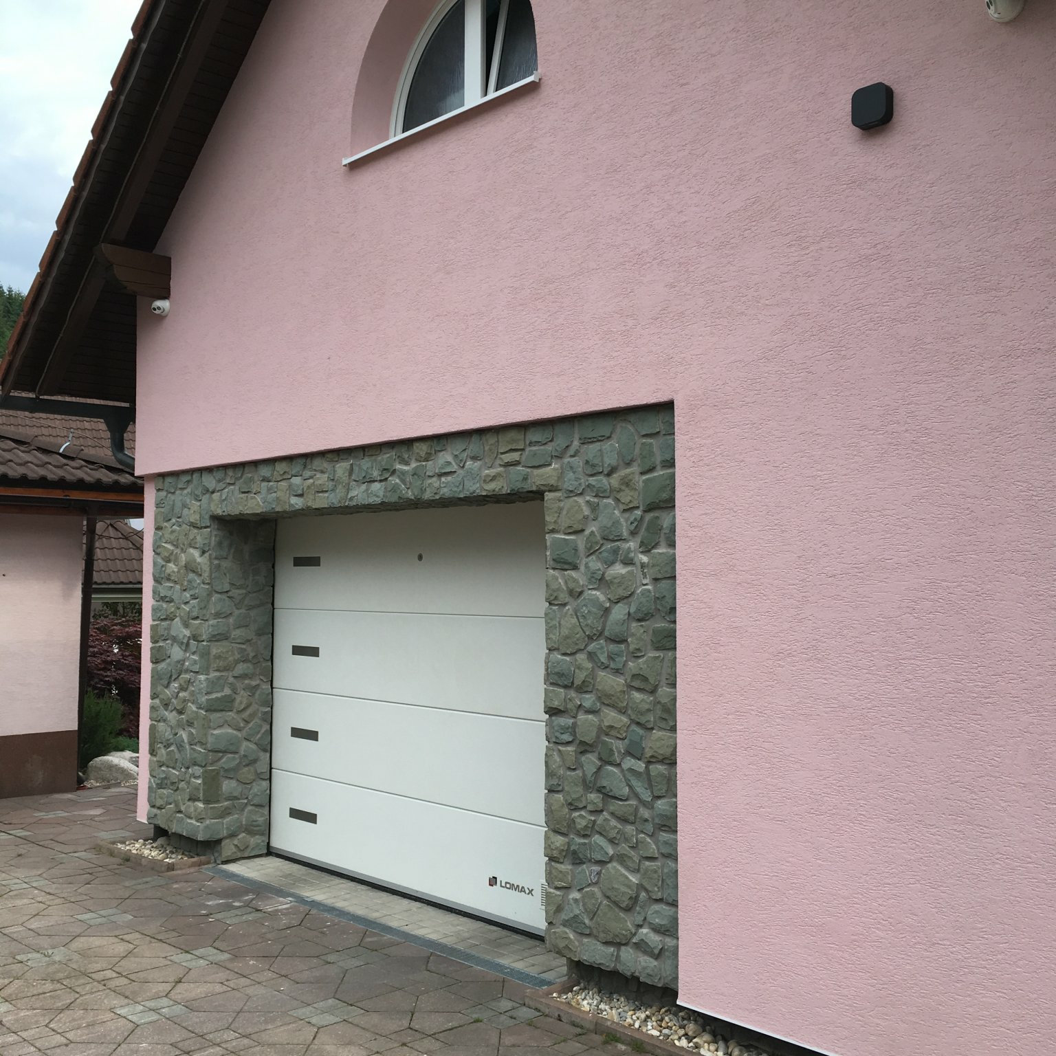 Garážová vrata LOMAX zvyšují bezpečnost domu.