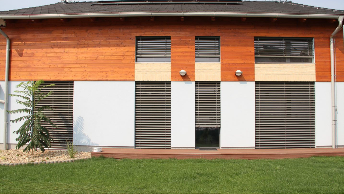 Moderní rodinný dům s venkovními žaluziemi na oknech