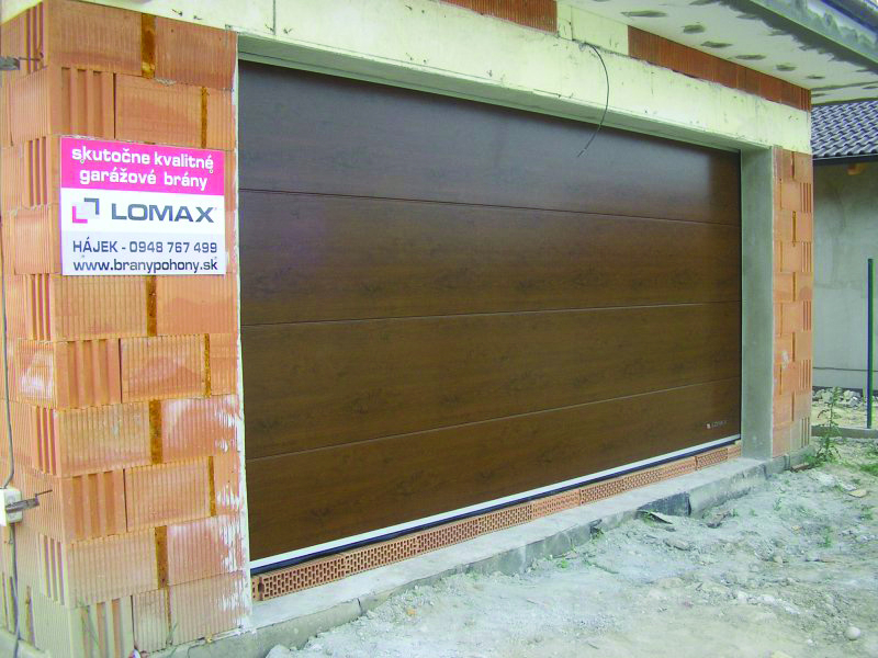 Lomax - stavba a garážová vrata