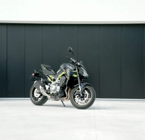 Komfortní garážová vrata pro motorkáře