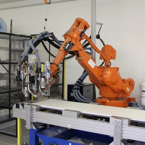 Stroj vyrábí sekce garážových vrat LOMAX