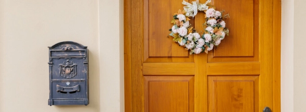Velikonoční věnec pověšený na vchodových dveřích