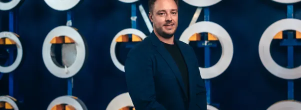 Radek Dufek, CEO společnosti LOMAX, ve výrobě. Foto: Tomáš Škoda. Označení Forbes BrandVoice.