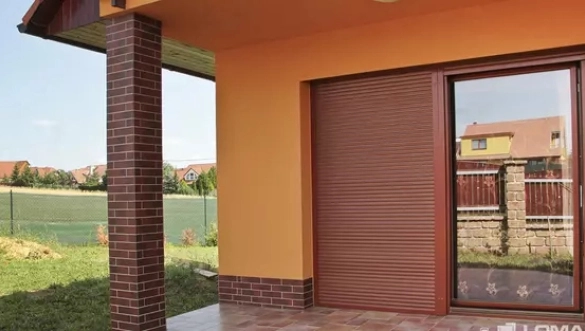 Váháte, jestli si vybrat předokenní rolety nebo žaluzie? Přečtěte si, jak se liší