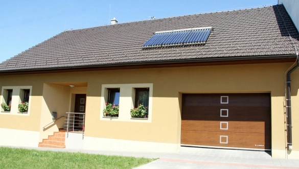 Solární energie pomůže spořit i v zimě. Kromě topení dokáže ovládat i garážová vrata