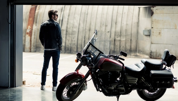 Muž s motorkou v otevřené garáži
