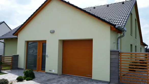 Garážová vrata ladí s exteriérovými prvky