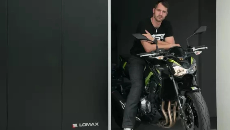 LOMAX navázal spolupráci s motocyklistou Matějem Smržem. Při pořízení motorky můžete získat i slevu na garážová vrata