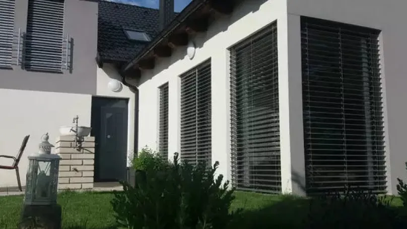 Úvěry jsou rekordně levné, umožňují pohodlně stavět i rekonstruovat. Boom zažívá stínicí technika