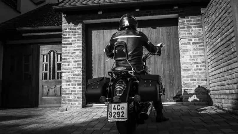 Garážová vrata LOMAX nabízí komfortní ovládání i bezpečné parkování pro všechny motocyklisty