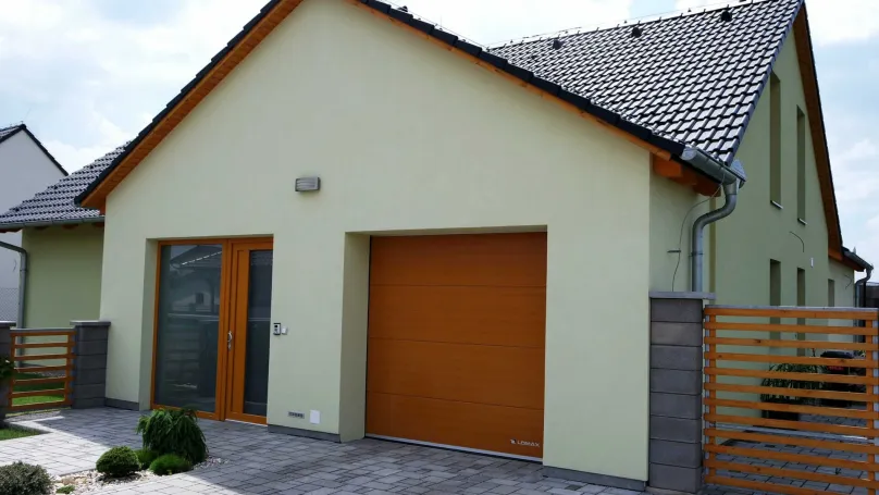 Garážová vrata ladí s exteriérovými prvky