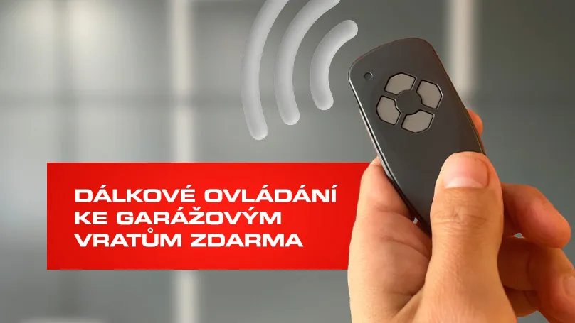 Dálkové ovládání ke garážovým vratům zdarma – ruka drží dálkový ovladač