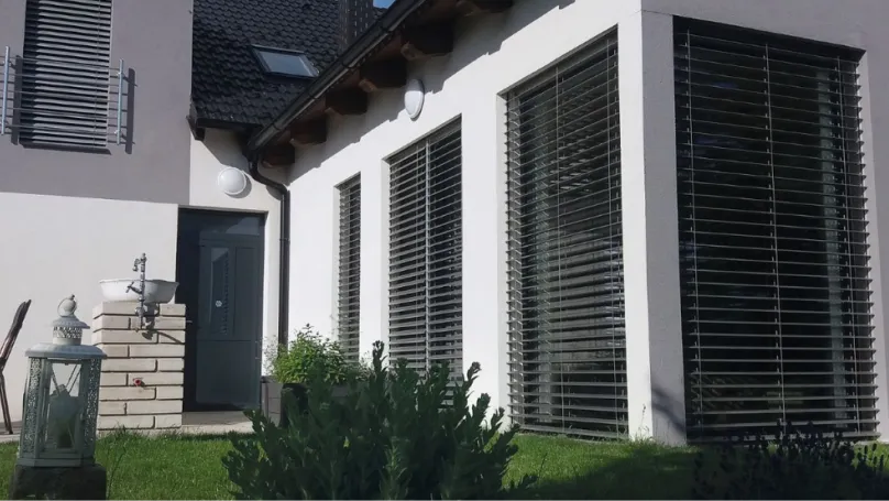 Venkovní žaluzie na oknech rodinného domu